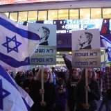 Des milliers d'Israéliens ont à nouveau protesté samedi soir contre une réforme judiciaire qu'ils jugent anti-démocratique.